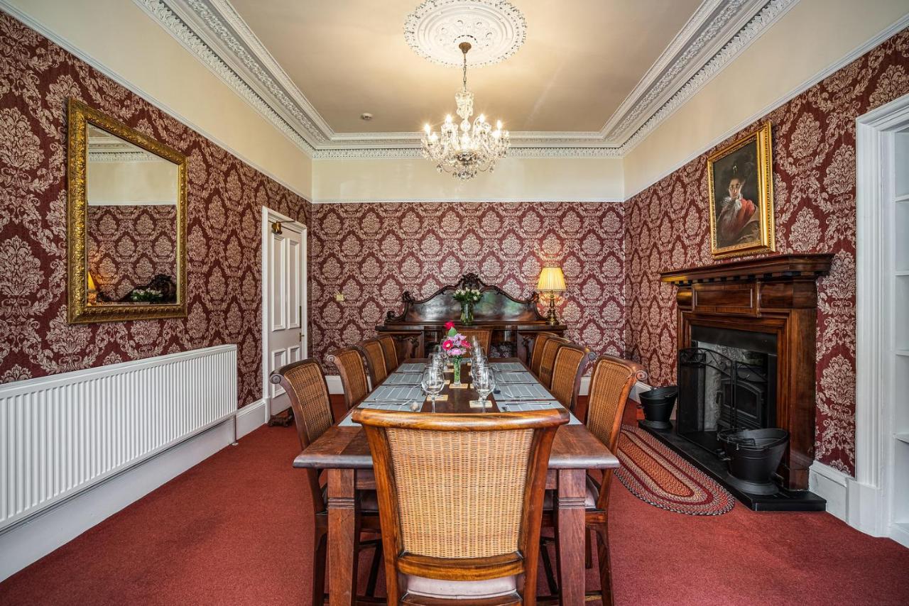 Villa Annfield House, *